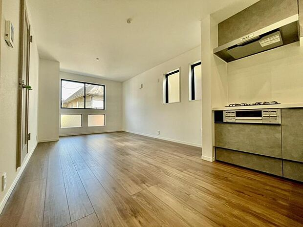 ゆったりとくつろげる、明るく開放的なリビング空間です。