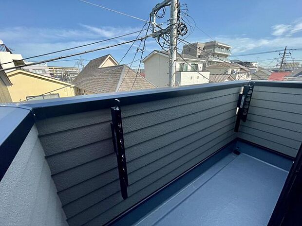 洗濯物もしっかり干せる、実用性の高いバルコニーです。