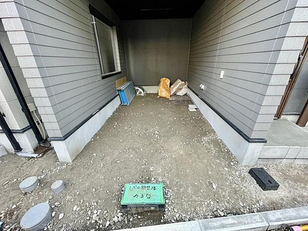 敷地内に駐車スペースあり。日々の移動もスムーズです。