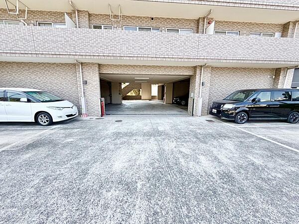 マンションの敷地内に設けられた駐車スペースなので重い荷物の出し入れの負担を最小限に抑えられます。
