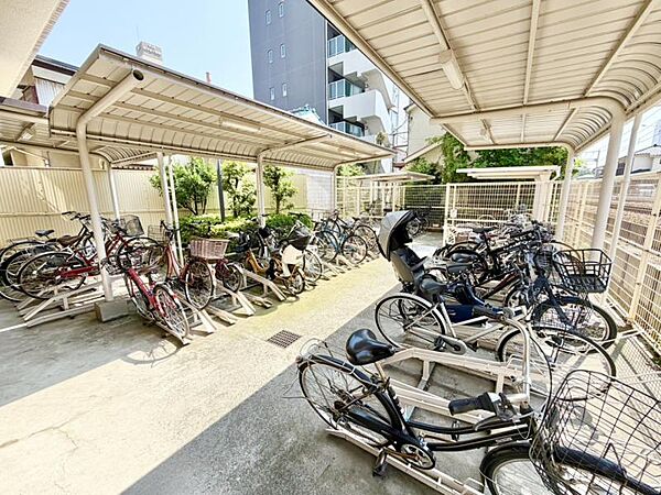 管理の行き届いた駐輪場は屋根付きで雨の日も安心です。
