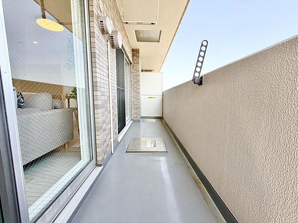 バルコニー　心地よい風や陽光を楽しめるバルコニー。洗濯物を干すだけでなく、アイデア次第で多彩にお楽しみいただけます。
