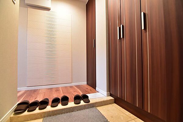 上質感漂う玄関と廊下。居住者の帰り・訪れる方を優しく迎える、安らぎに満ちた生活空間を予感させます。