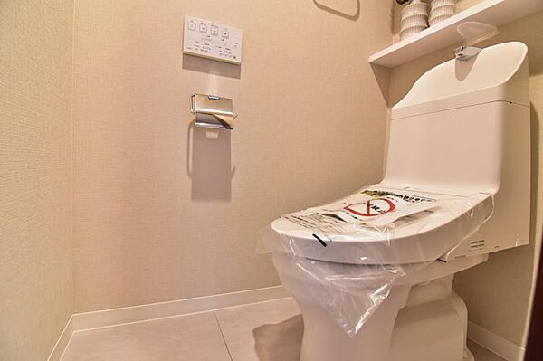 ウォシュレット付き清潔感の溢れるトイレです。落ち着いた空間で安らぎのひとときをお過ごし頂けます。
