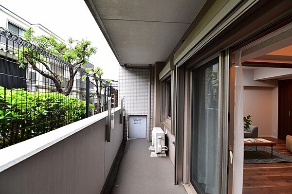 2部屋またぐ広さの風通しのよいバルコニー。お洗濯物も乾かしやすいですね。