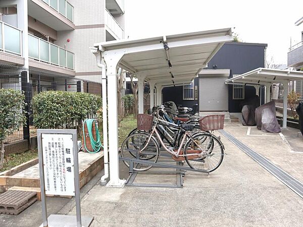 管理の行き届いた駐輪場は屋根付きで雨の日も安心です。