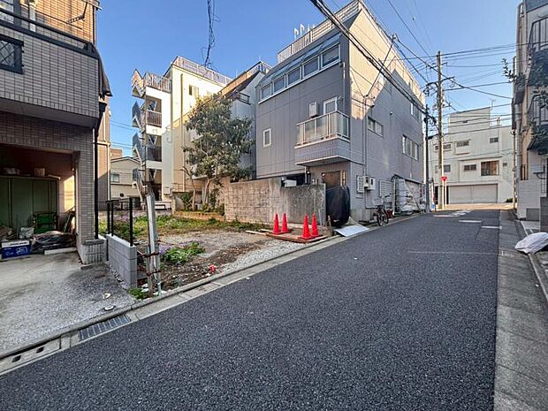 お住まいの前を通るのはご近所さんだけの閑静な道路です。静かな住環境を叶えられます。