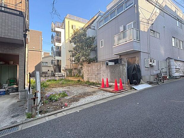 近くにはお買い物に便利なコンビニやスーパーがそろっていて、生活しやすい環境になっています