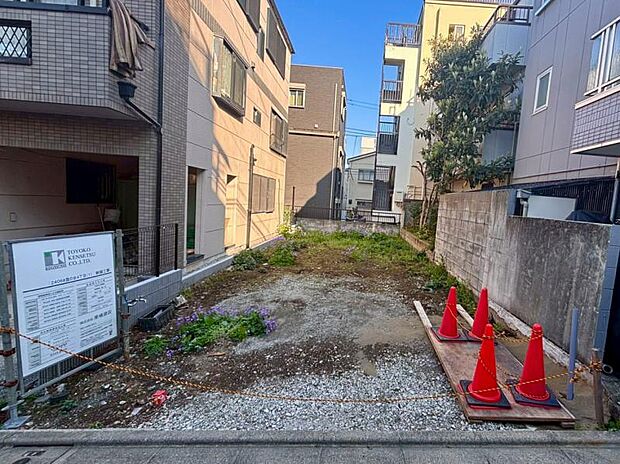 外壁は嬉しいメンテナンスフリーのサイディング仕様。環境に恵まれ、陽光に包まれた邸宅は月日が経っても色褪せることなく「オンリーワン」に輝き続けます。