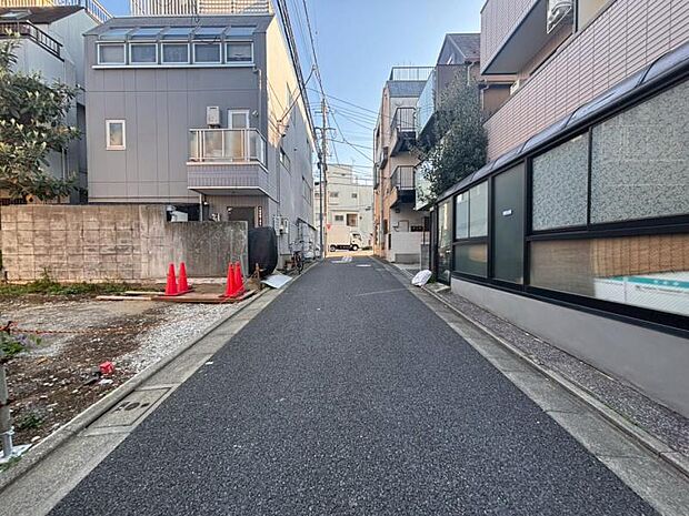 前面道路は4ｍございます。毎日のお車の出し入れもストレスなく行えます。