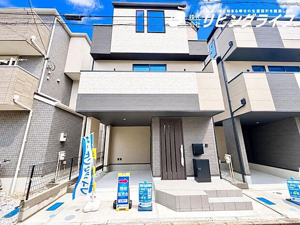 爽やかな青空の下に贅沢なほどに降り注ぐ陽光、豊かな居住性とクオリティが見事に調和した住空間は住まうことの喜びを感じさせてくれます。