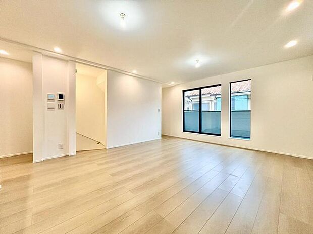 光と風があふれる開放的なリビングダイニングには自然と家族みんなが集まってきます。明るく穏やかな空気の中で幸せを感じさせてくれる場所です。