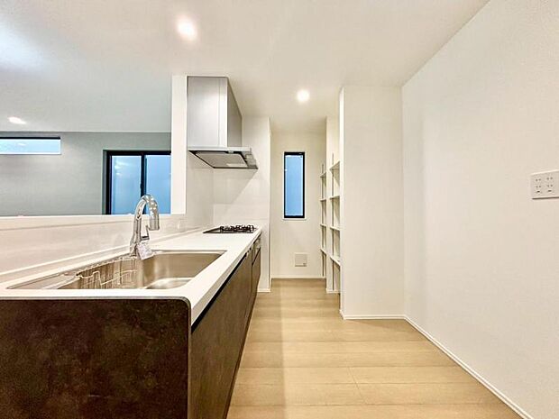 焼いたり煮たりと一度にたくさんのお料理を作ることが出来る便利な3口コンロが付いたシステムキッチンは、豊富な収納と食洗機付き。食後の片付けが楽になるからママも自分時間が増えてニコニコです。