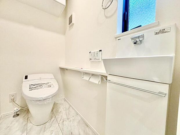 換気と明るさに配慮した、清潔感のあふれるトイレです。落ち着いた空間で安らぎのひとときをお過ごしいただけます。