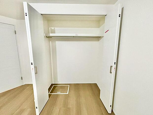 クローゼットには棚やハンガーパイプが備えられているので、大切なお洋服にしわを付けずにそのまましまうことが出来ます。