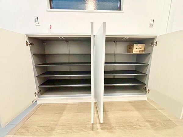 シューズボックスにはご家族みんなの靴をたっぷり収納できます。