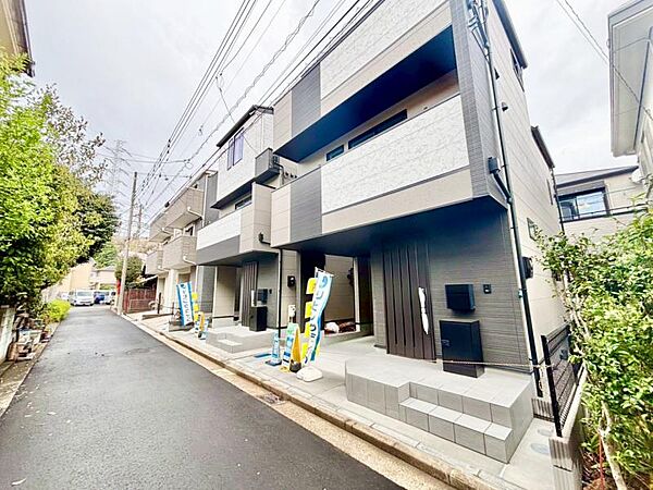 南東側の前面道路は公道3.9メートルです。車通りの少ない道ですので、小さなお子様も安心してお過ごしいただけます。
