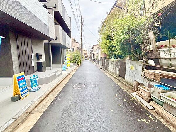 前面道路が広く、間口もゆったり。駐車が苦手なママもらくらく停められます。