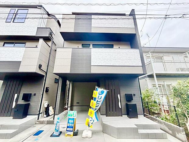 街に溶けこみ美しい景観を生み出すこの邸宅は、採光や風通しまで考え抜いて造り上げました。