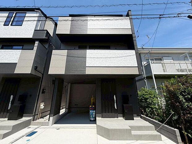 街に溶けこみ美しい景観を生み出すこの邸宅は、採光や風通しまで考え抜いて造り上げました。