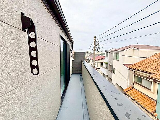 陽光、風通しのよいワイドバルコニー。お洗濯物も乾かしやすいですね。