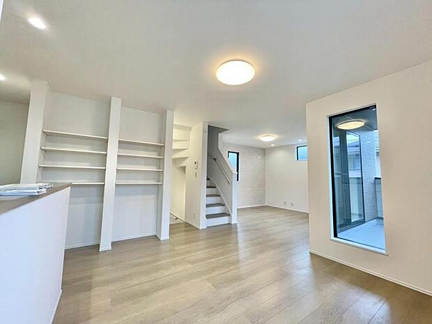 快適に過ごす条件は、一人ひとり違います。飾リ過ぎないシンプルな内装と偏り過ぎないデザインで統一しております。居住していく中であなただけの【マイホーム】に創り上げて下さい。