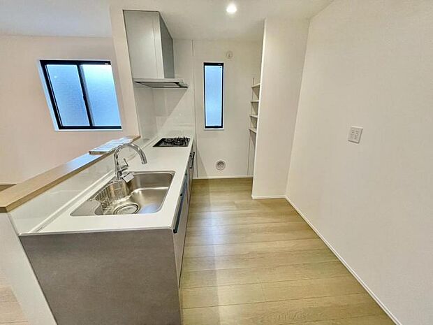 カウンターキッチンを採用しているので、リビングからの視界は広く開放的になります。リビングにいるお子様の様子を見ながらお料理をしていただけます。