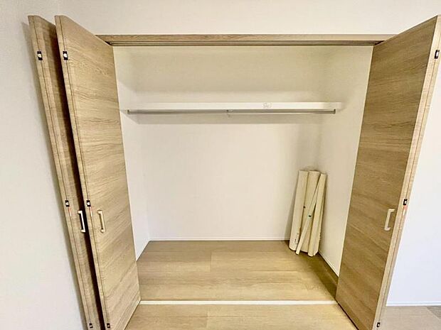 クローゼットは棚やハンガーパイプが付いた使いやすい設計。収納BOXなどもスッキリ収納できます。普段使わない季節用品やトランクなど、大きなものもラクラク収納できます。