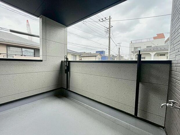 太陽の光と共存するライトカラーのバルコニー。ふと外を見たとき気持ちを高揚させてくれる開放感があります。