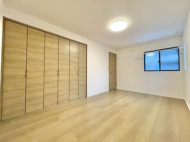 住まう方自身でカスタマイズして頂けるように「シンプル」にデザインされた室内。自由度が高いので家具やレイアウトでお好みの空間を創り上げられます。