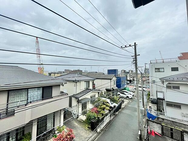 風の通り道。舞い込んでくる風が優しく躍り、室内に爽やかな空気を運んでくる。そこに季節の息吹を感じて、いまがどんな季節なのかを実感する。