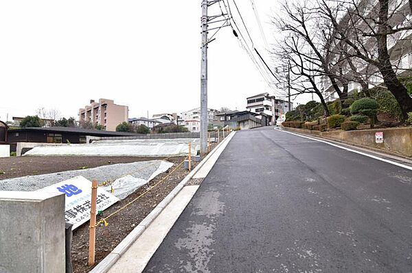 前面道路含む現地外観写真です。車通りも大変少なく、駐車への負担も少なく行うことができます！
