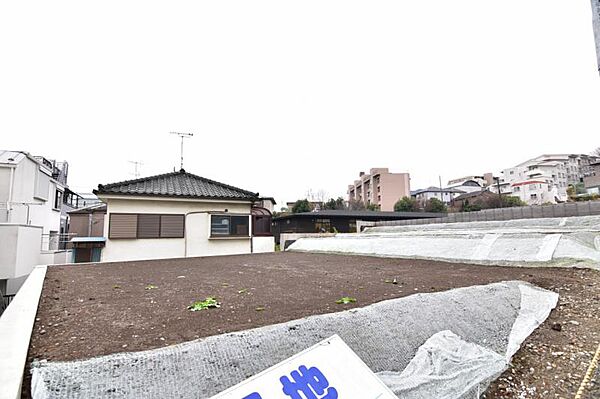 住宅地に位置する本邸宅は車通りもなくお子様にも安心です。是非、この開放感を味わってみてください。
