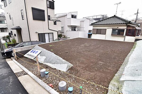 近くにはお買い物に便利なコンビニやスーパーがそろっていて、生活しやすい環境になっています