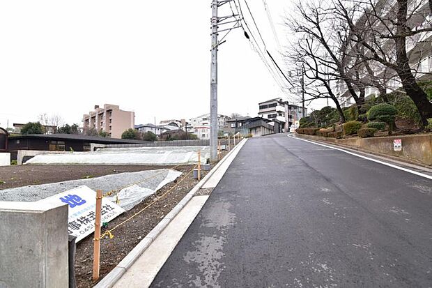 前面道路含む現地外観写真です。車通りも大変少なく、駐車への負担も少なく行うことができます！