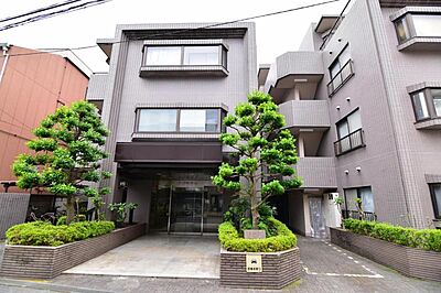 外観:凛とした落ち着いた佇まいの邸宅。お友達などが遊びに来た時も自慢したくなる外観デザインです。 外観:凛とした落ち着いた佇まいの邸宅。お友達などが遊びに来た時も自慢したくなる外観デザインです。