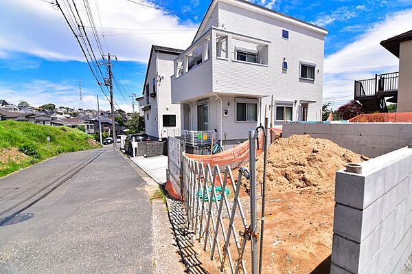 前面道路が広く、間口もゆったり。駐車が苦手なママもらくらく停められます。