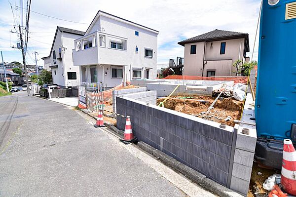 住宅地に位置する本邸宅は車通りもなくお子様にも安心です。是非、この開放感を味わってみてください。