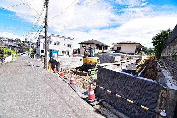前面道路が広く、間口もゆったり。駐車が苦手なママもらくらく停められます。 