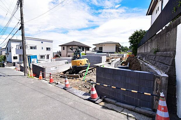 完成時期は6月予定です。同じ工務店の完成見本や同ボリュームの完成物件もご案内しておりますので、お気軽にお問い合わせください。