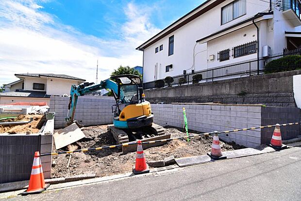 玄関につながる駐車スペースなので重い荷物の出し入れの負担を最小限に抑えられます。小さなお子様も安心・安全の乗り降りが出来ますね。 