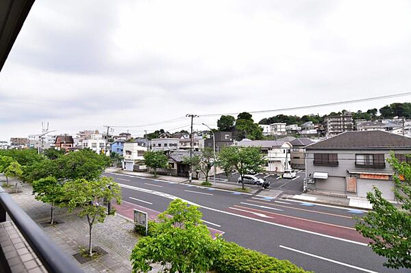 ほっと一息つきたい時に望むこの眺望。リラックスできる空間になりますね。