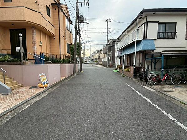 前面道路は整備されており、落ち着いた住宅街に位置しています。