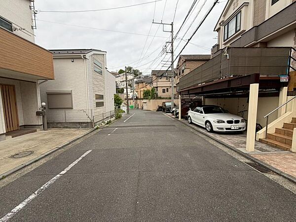 前面道路は整備されており、落ち着いた住宅街に位置しています。