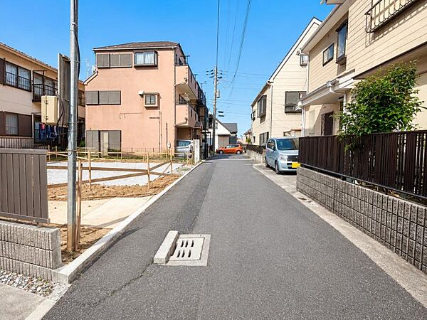 住宅地に位置する本邸宅は車通りもなくお子様にも安心です。是非、この開放感を味わってみてください。