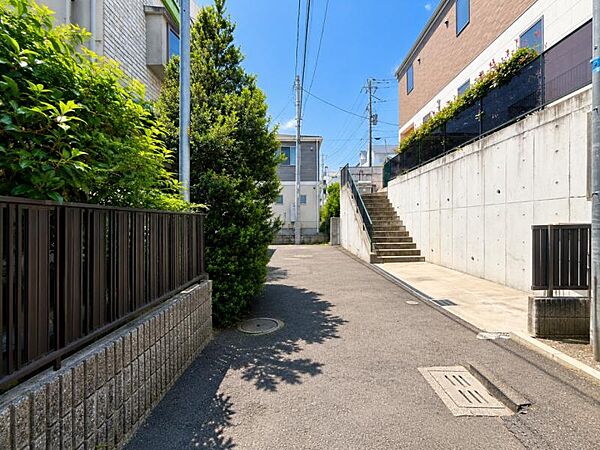 車通りの少ない道路で小さなお子様も安心。家と同じくらい周辺環境は大切なもの。図面だけでは分からない現地の雰囲気もご確認くださいませ。