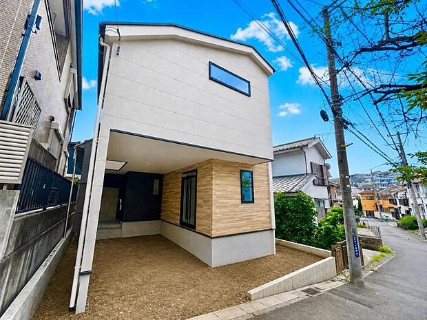 凛とした表情を見せる外観は時の移り変わりの中で様々な表情を見せてくれます。素材の持つ独特な存在感により「永く住み続ける住まい」にふさわしい住宅が完成しました。