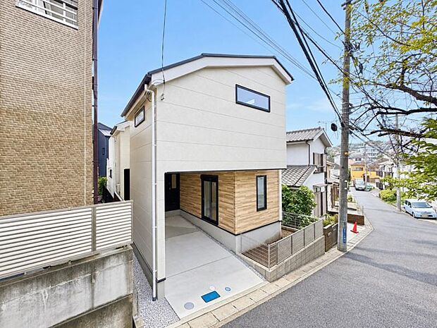 凛とした表情を見せる外観は時の移り変わりの中で様々な表情を見せてくれます。素材の持つ独特な存在感により「永く住み続ける住まい」にふさわしい住宅が完成しました。