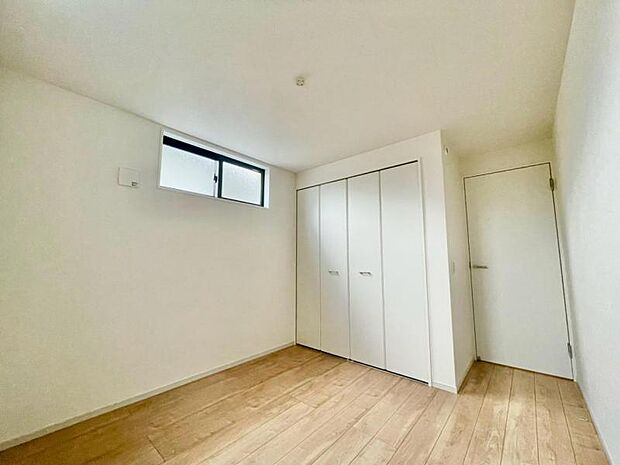 過ぎ行く時間をゆったりと感じることができる落ち着いたお部屋。リビングで楽しく過ごした後はプライベートな時間を満喫できます。静かな環境でリラックスタイムをスタートさせてください。