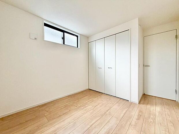 過ぎ行く時間をゆったりと感じることができる落ち着いたお部屋。リビングで楽しく過ごした後はプライベートな時間を満喫できます。静かな環境でリラックスタイムをスタートさせてください。